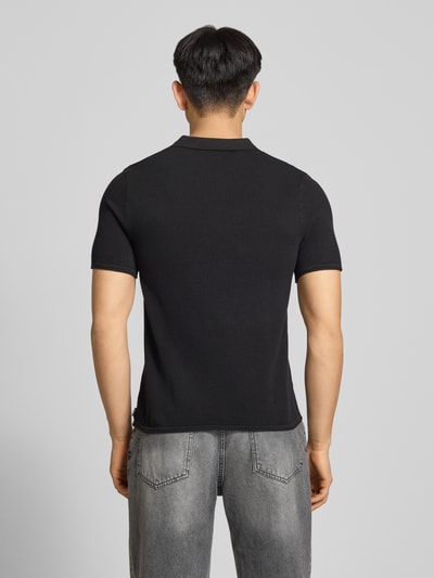 Männermodel trägt T-Shirt mit Label-Stitching und Rundhalsausschnitt von REVIEW aus Reine Baumwolle, Relaxed-Fit, Rückenlänge 70 cm, Ganzkörperansicht Rückansicht.