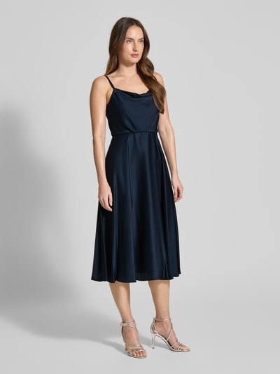 Modelka kobieca ma na sobie 'Cocktailkleid mit Wasserfall-Ausschnitt' od Jake*s Cocktail, satyna, krój taliowany, długość midi, cienkie ramiączka, suwak z tyłu, długość pleców w rozmiarze 36: 90 cm, szerokość w rozmiarze 36: 32 cm, widok całej sylwetki z przodu.