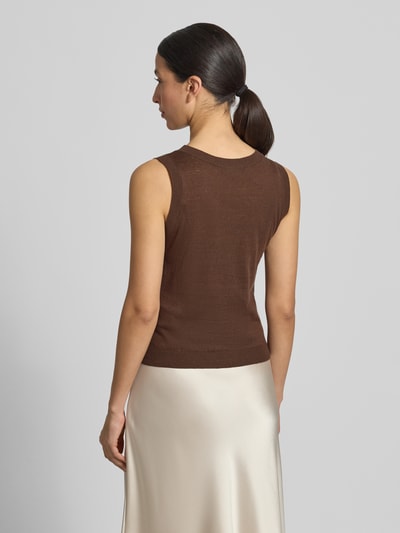 Vrouwenmodel draagt Slim Fit Top uit mix van zijde en linnen model 'DRIVA' van Weekend Max Mara, look: effen, rompzoom: geribd, knitwear materiaalverwerking, detailopname rugaanzicht.