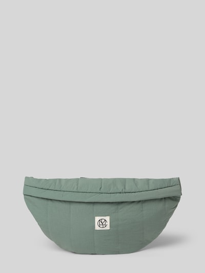 Produktfoto, Bauchtasche mit Label-Detail Modell 'SASJA' von MSCH Copenhagen in mattem Grün, Steppnähte, Reißverschluss, strukturierte Oberfläche