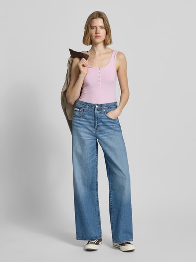 Frauenmodel trägt Slim Fit Tank Top aus Bio-Baumwoll-Mix Modell 'KITTE' von Pieces, Optik: Unifarben, Rippenstruktur, Knopf-Detail, Henley-Ausschnitt, breite Träger, Ganzkörperansicht von vorne.