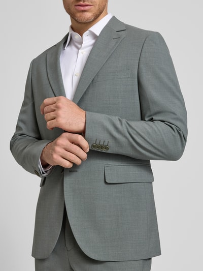 Männermodel trägt Regular Fit Blazer mit Lanawoll-Anteil Modell 'Charles' von Matinique, grauer Elastischer-Material-Mix, Reverskragen, Brusttasche, Paspeltaschen, 2-Knopfleiste; Nahaufnahme Oberkörper.