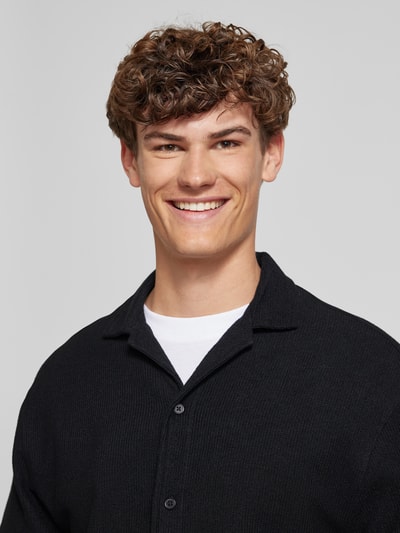 REVIEW Koszula casualowa o kroju relaxed fit z fakturowanym wzorem Czarny 3