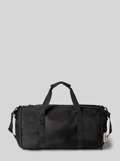 Produktfoto, schwarze Duffel Bag mit Logo-Detail von AY STUDIOS, glatte Textur, Reißverschlüsse, Trageriemen, Haupt- und Seitenfächer, neutraler Hintergrund, Duffel Bag mit Logo-Detail von AY STUDIOS, Hauptfach mit Reißverschluss, verstellbarer Schulterriemen, Reißverschlussfächer außen und innen, ca. 54x32x30 cm, Schulterriemen ca. 94 cm.