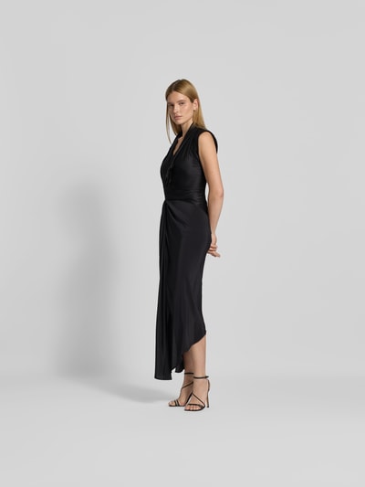 Frauenmodel trägt Midikleid aus Viskose-Mix von Victoria Beckham in Schwarz, taillierte Passform, Raffungen, ärmellos, Ganzkörperansicht von vorne.