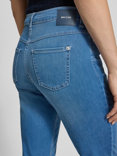 Frauenmodel trägt Straight Leg Jeans im 5-Pocket-Design Modell 'Dream' von MAC aus Baumwoll-Mix mit Stretch-Anteil, Detailaufnahme Rückansicht.