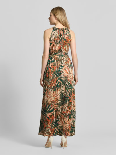 Frauenmodel trägt Maxikleid mit floralem Allover-Print von Apricot, tailliert, ärmellos, elastischer Material-Mix, Rückansicht Ganzkörperansicht.