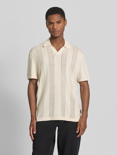 Männermodel trägt Relaxed Fit T-Shirt aus reiner Baumwolle Modell 'MAARKOS' von Armedangels, Optik: Unifarben, Ganzkörperansicht von vorne.
