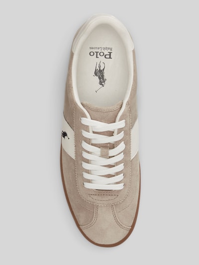 Produktfoto, Low Top Sneaker aus Veloursleder von Polo Ralph Lauren in Beige mit weißen Kontrastdetails, unifarben, strukturierte Sohle.