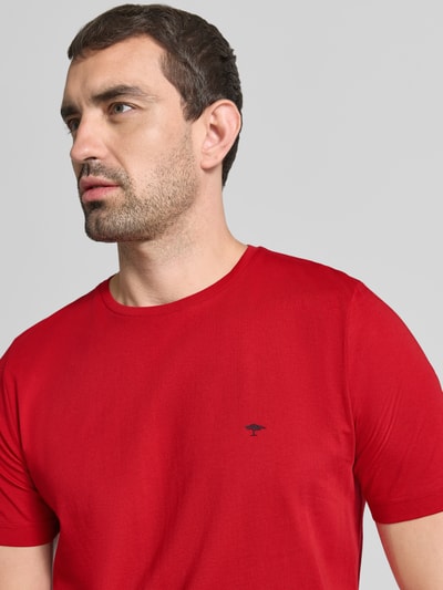 Männermodel trägt T-Shirt mit Rundhalsausschnitt und Label-Stitching von Fynch-Hatton in Rot, reine Baumwolle, Nahaufnahme Oberkörper.