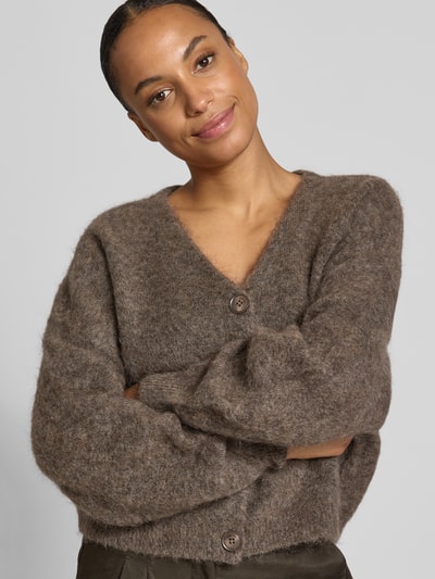 Frauenmodel trägt Strickjacke aus Woll-Mohair-Mix Modell 'debbie' von Gestuz in Braun mit V-Ausschnitt, lockerer Passform, Nahaufnahme Oberkörper.