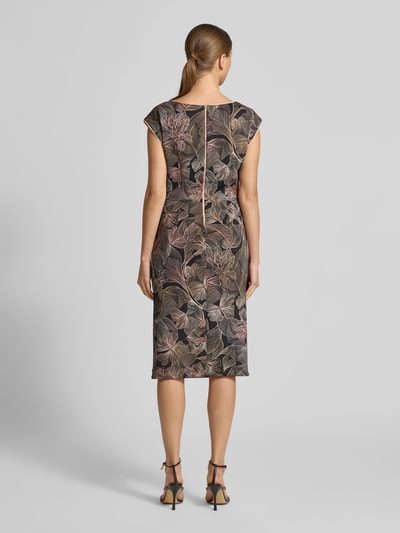 Modelka nosi Regular Fit Etuikleid mit floralem Allover-Print od Marc Cain, ciemne kwiatowe wzory, taliowany krój, widok całej sylwetki z tyłu.