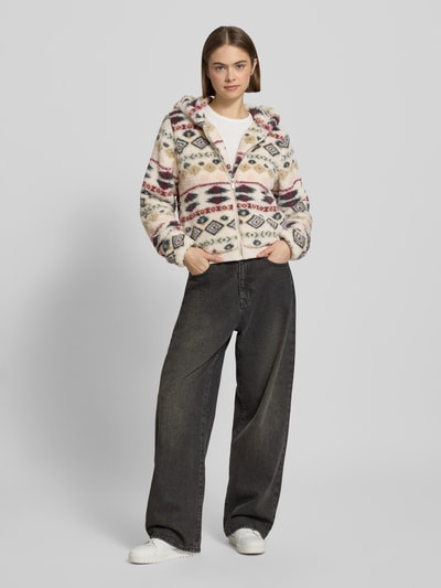 Frauenmodel trägt Regular Fit Sweatjacke mit Kapuze Modell 'ANNA' von Only, Optik: Unifarben, Allover-Muster, mehrfarbig, Teddy-Fell, Ganzkörperansicht von vorne.