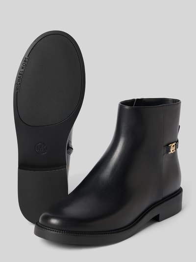 Produktfoto, zwarte echt leren laarsje met afgeronde punt, ritssluiting, labeldetail, Model 'MANDY' van MICHAEL Michael Kors, hakhoogte 3 cm, schachthoogte 13 cm, schachtbreedte 12 cm