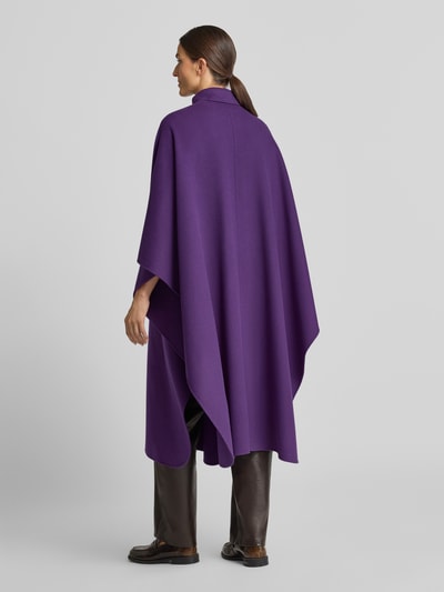 Frauenmodel trägt Overzized Mantel im Poncho-Style Modell 'PAGGIO' von Weekend Max Mara in kräftigem Lila, glatte Struktur, Ganzkörperansicht Rückansicht.