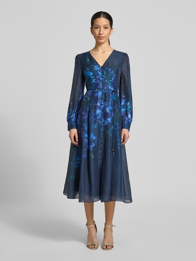 Vrouwenmodel draagt midi-jurk van lyocellmix met linnen, a-lijn, V-hals, knoopsluiting, strikceintuur, model 'Kahlani' van Forever New, dames, donkerblauw met blauwe bloemen, hele lichaamsaanzicht van voren.