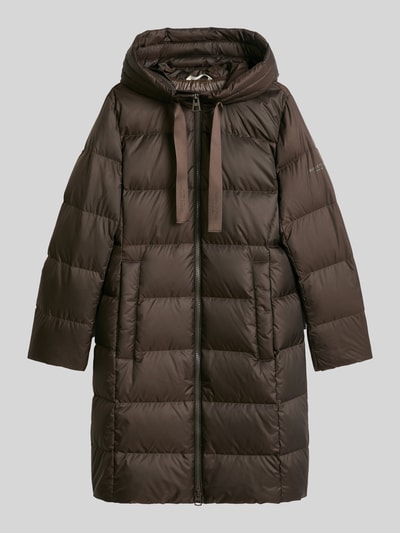 Produktfoto, Regular Fit Daunenmantel mit Label-Print von Marc O'Polo in dunklem Braun, glatte Oberfläche, sichtbare Steppnähte, Damen Daunenmantel von Marc O'Polo