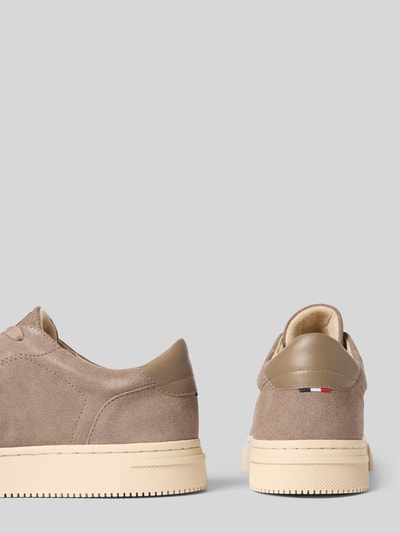 Produktfoto, sneakersy z naturalnej skóry z wytłoczonym logo model 'Julien' od HECHTER PARIS, imitacja weluru, zaokrąglony krój, wiązanie, wysokość obcasa w rozmiarze 44: 4 cm, wysokość cholewki w rozmiarze 44: 8 cm, szerokość w rozmiarze 44: 12 cm