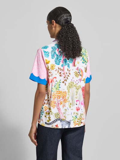 Vrouwenmodel draagt Blusenshirt aus Seide-Elasthan-Mix im Allover-Look van HERZENS, regular fit, kleurrijke bloemenprint, rugaanzicht.
