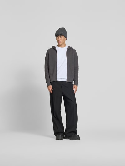 Männermodel trägt Regular Fit Jacke in Strick-Optik von WON HUNDRED aus reiner Baumwolle in Dunkelgrau, mit Kapuze, Zweiwege-Reißverschluss, Ganzkörperansicht von vorne.