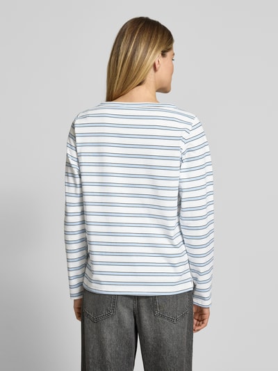 Frauenmodel trägt Longsleeve mit Rundhalsausschnitt Modell 'Asla' von My Essential Wardrobe, Baumwoll-Mix, Regular-Fit, Rückenlänge 61 cm, Rückenansicht.