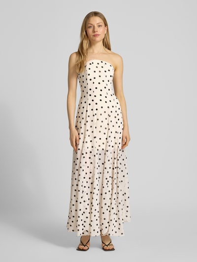 Modelka kobieca ma na sobie Midikleid im Off-Shoulder-Design Modell 'Kimora' od Forever New, jasny szyfon w czarne kropki, fason A-linia, długość tyłu w rozmiarze 36: 32 cm, szerokość w rozmiarze 36: 38 cm, widok całej sylwetki z przodu.