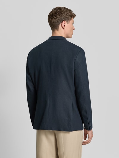 Männermodel trägt Sakko aus Viskose-Mix mit Pattentaschen von Christian Berg Men in Dunkelblau, Regular-Fit, Leinen-Anteil, Ganzkörperansicht Rückansicht. Rückenlänge 74 cm, Schulterbreite 46 cm, Ärmellänge 65 cm, Reverskragen, Knopfverschluss, Brustleistentasche.
