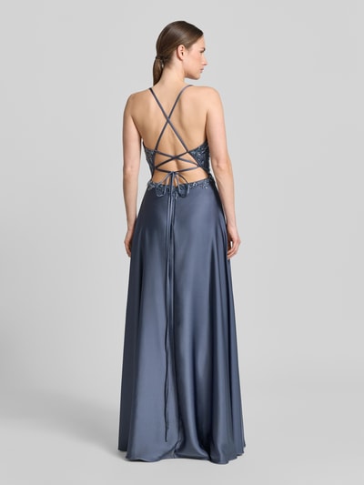 Modelka nosi Maxikleid aus Satin mit Pailletten von Laona, satyn, A-linia, dekolt w serek, cekiny, dł. tyłu 156 cm, szerokość w rozmiarze 36: 40 cm, widok całej sylwetki z tyłu.
