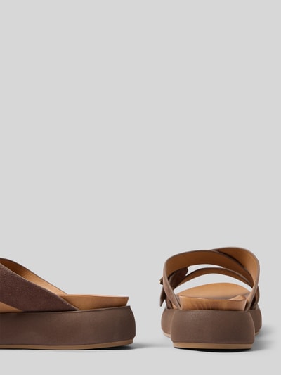 Productfoto, sandalen uit echt leer met plateauhak van INUOVO, afgeronde pasvorm, open hiel, gladde zool, hakhoogte bij maat 40: 4 cm.