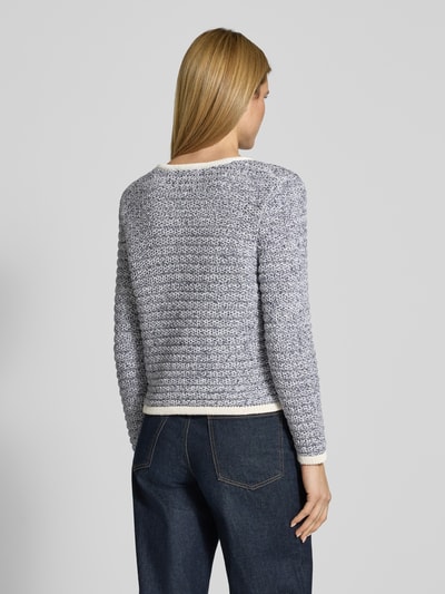 Modelka kobieca ma na sobie Strickjacke mit Rundhalsausschnitt und Knopfleiste von Christian Berg Woman Selection, bawełna, krój regular fit, kolor szary melanż, długość tyłu 54 cm, długość rękawa 66 cm, widok całej sylwetki z tyłu.