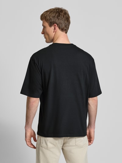 Männermodel trägt T-Shirt mit Brusttasche und Label-Detail von Levi's®, Reine Baumwolle, Gerader Schnitt, Ganzkörperansicht Rückansicht.