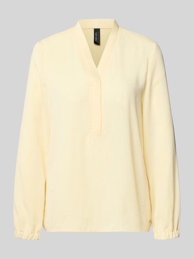 Produktfoto, Regular fit blouse met V-hals van Marc Cain, labeldetail, ruglengte 64 cm, mouwlengte 61 cm, zachte gele stof.