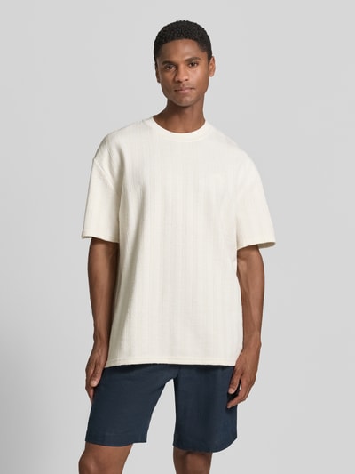 Männermodel trägt T-Shirt mit Strukturmuster und Rundhalsausschnitt von Les Deux, Herren T-Shirt, Material-Mix mit Viskose-Anteil, Regular-Fit, cremefarben, Rückenlänge bei Größe M 67 cm, Ganzkörperansicht von vorne.