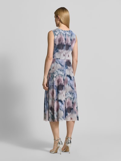 Vrouwenmodel draagt Regular Fit Midikleid mit Raffungen van Swing in elastische mix, mouwloos, bloemenprint, mesh, taillerend, rugaanzicht.