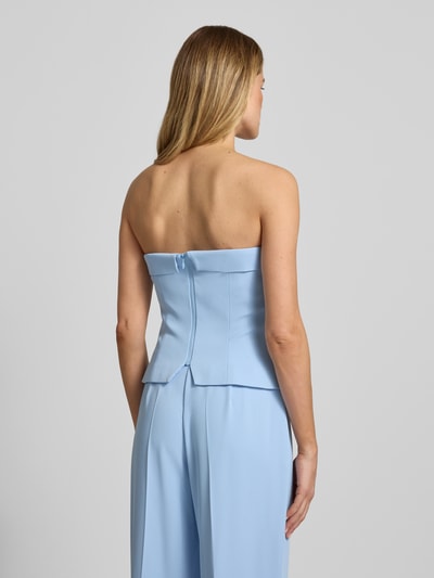 Modelka nosi Bandeau-Top mit Umschlag od Jake*s Cocktail, materiał z dodatkiem stretchu, krój przylegający, długość tyłu 30 cm, jasnoniebieski, pełen tył, tekstura gładka, widok całej sylwetki z tyłu.