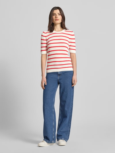 Frauenmodel trägt Strickshirt mit Rundhalsausschnitt Modell 'DALO' von Vila, Reine Baumwolle, Regular-Fit, Strukturmuster, Ganzkörperansicht von vorne.