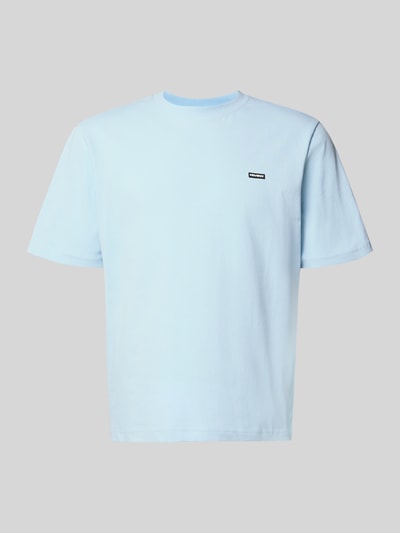 Produktfoto, hellblaues Basic T-Shirt mit kleinem Logo-Patch auf der Brust von REVIEW, reine Baumwolle, gerader Schnitt, Rundhalsausschnitt