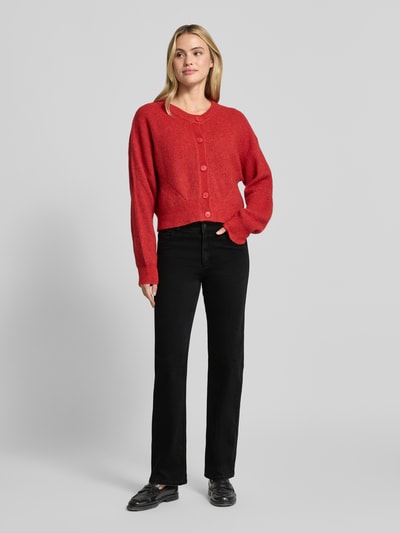 Frauenmodel trägt Straight Fit Jeans mit Eingrifftaschen von Christian Berg Woman, schwarze Farbe, Baumwoll-Mix mit Viskose-Anteil, Ganzkörperansicht von vorne.