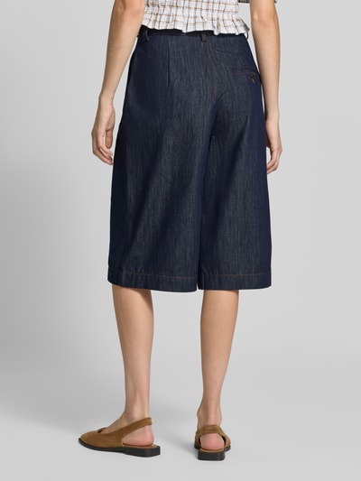 Frauenmodel trägt Wide Fit Jorts aus reiner Baumwolle von Oiu in Dunkelblau mit Bundfalten; Ganzkörperansicht Rückansicht.