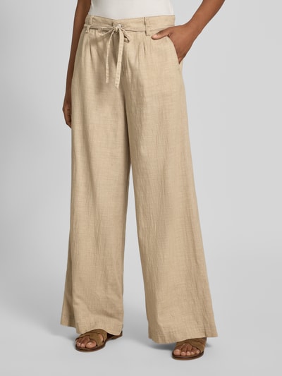 Frauenmodel trägt Wide-Fit Stoffhose mit Bügelfalten Modell 'Livia' von Angels aus Reine Baumwolle, Eingriffstaschen, Ganzkörperansicht von vorne.