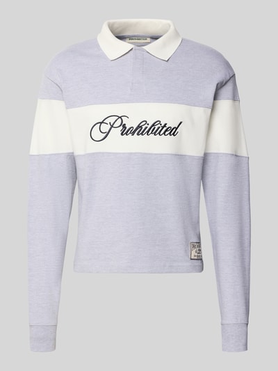 Produktfoto, Sweatshirt aus reiner Baumwolle von PROHIBITED in Hellgrau und Weiß mit Polo-Kragen, lockerem Schnitt, Label-Stitching, strukturierte Baumwolloberfläche