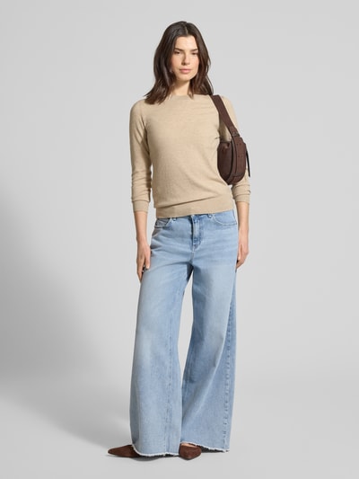 Frauenmodel trägt Loose Fit Jeans aus Baumwoll-Mix Modell 'Nevada' von MAC, hellblauer Denim, 5-Pocket-Design, Label-Patch, Ganzkörperansicht von vorne.