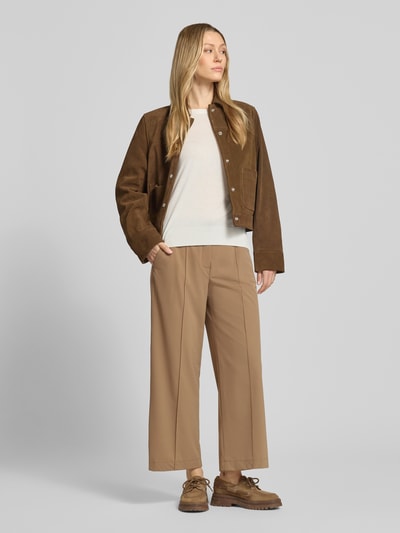 Frauenmodel trägt Culotte mit Längsnähten Modell 'PALINA' von Raffaello Rossi in Beige, Damen Culotte Wide Leg 6/8-Länge, Ganzkörperansicht von vorne.
