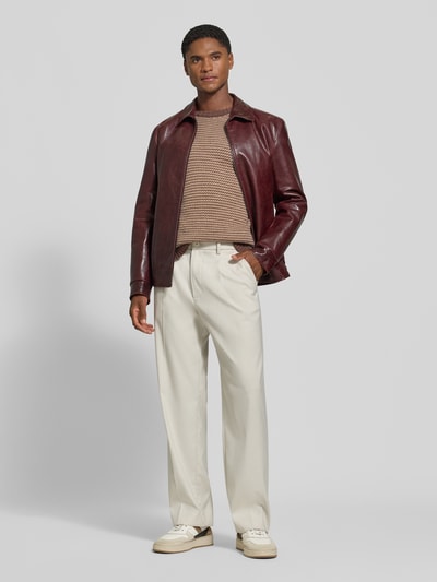 Männermodel trägt Relaxed Fit Strickpullover mit Streifen-Muster Modell 'NEELIO' von DRYKORN, Material-Mix mit Woll-Anteil, cremefarbene Hose, Ganzkörperansicht von vorne.