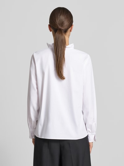 Frauenmodel trägt Regular Fit Langarmbluse aus Baumwoll-Mix von MORE & MORE, weiße Farbe, Stehkragen, Ballonärmel, Rückansicht, Ganzkörperansicht.
