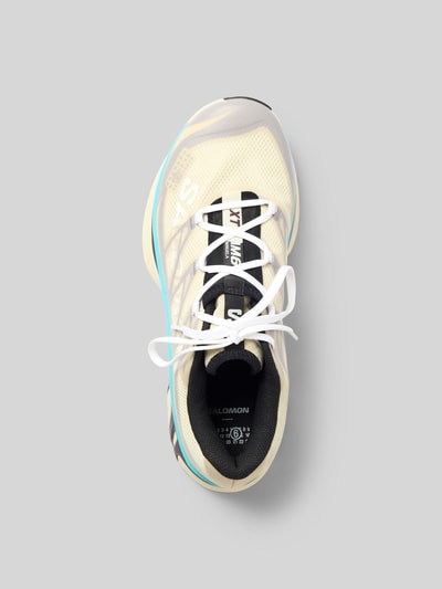 Produktfoto, Sneaker mit Kontrastbesatz von MM6 Maison Margiela in abgerundeter Form, Schnürverschluss, strukturierte Sohle, Label-Details, cremefarbene und schwarze Farbakzente, Details zu Absatzhöhe 4 cm und Schafthöhe 8 cm bei Größe 44.