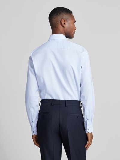Männermodel trägt Slim Fit Businesshemd aus Baumwoll-Mix mit Kentkragen von OLYMP Level Five in Hellblau, Rückenansicht, Ganzkörperansicht Rückansicht. Elastischer Baumwoll-Mix, durchgehende Knopfleiste, Sportmanschetten, Business-Look.