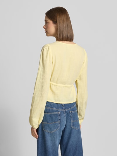 Frauenmodel trägt Regular Fit Langarmbluse aus reiner Baumwolle Modell 'SASTINA' von Pieces, Optik: Unifarben, Musselin, Ganzkörperansicht Rückansicht.