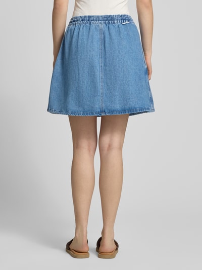 Frauenmodel trägt Ausgestellter Jeansrock aus reiner Baumwolle von Marc O'Polo Denim, blauer Denim, Mini-Länge, elastischer Bund, Ganzkörperansicht Rückansicht.