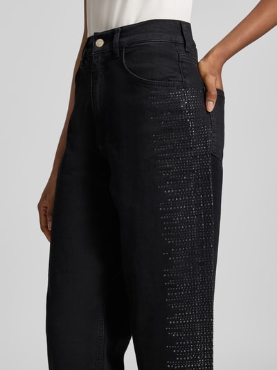 Frauenmodel trägt Jeans aus Baumwoll-Mix mit Strasssteinbesatz von Liu Jo White, lockere Passform, 5-Pocket-Design, Nahaufnahme Oberkörper.